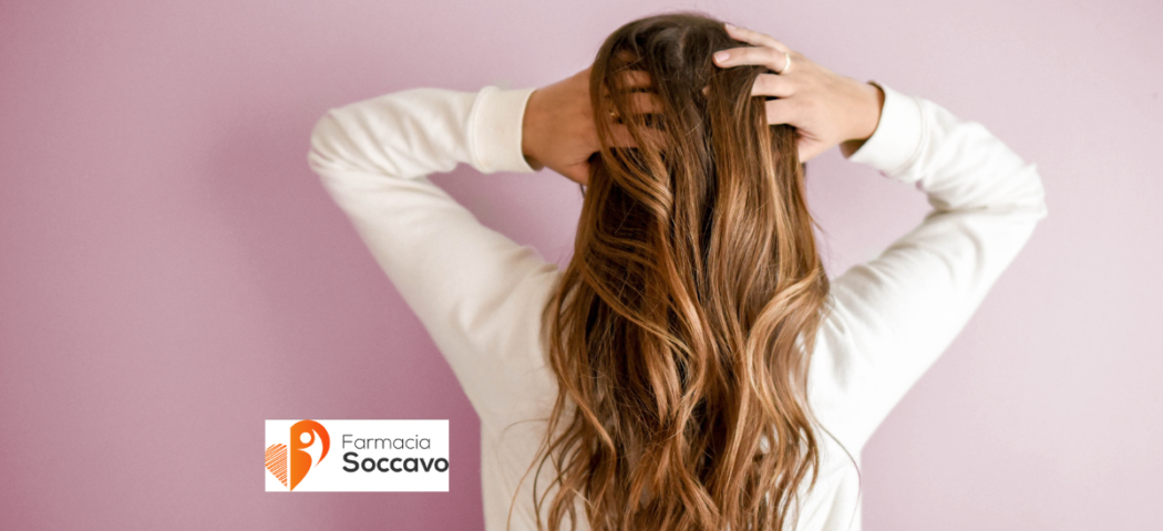 Caduta capelli in autunno: perché accade, quando è eccessiva e consigli su come contrastarla